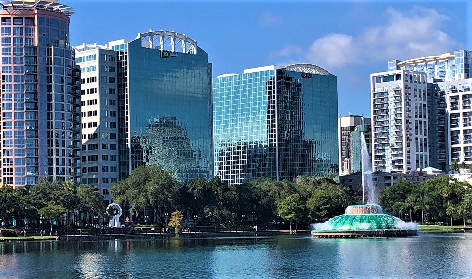 Can You Walk Around Lake Eola